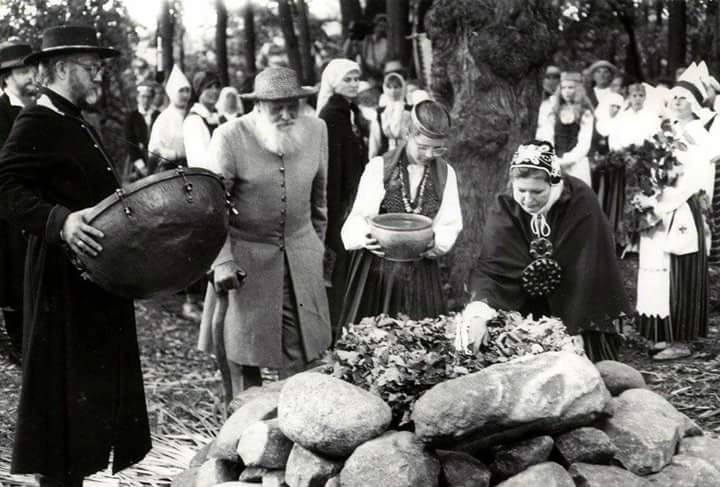 Staltu ģimene folkloras festivālā „Baltika 91” Latvijas Etnogrāfiskajā brīvdabas muzejā.