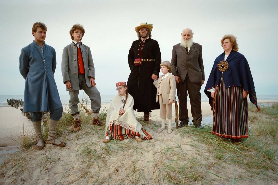 Staltu ģimene 1988. gada Līvu svētku laikā Mazirbes jūrmalā. No kreisās: Raigo Stalts, Ričards Stalts, Julgī Stalte, Dainis Stalts, Dāvis Stalts, Oskars Stalts, Helmī Stalte.