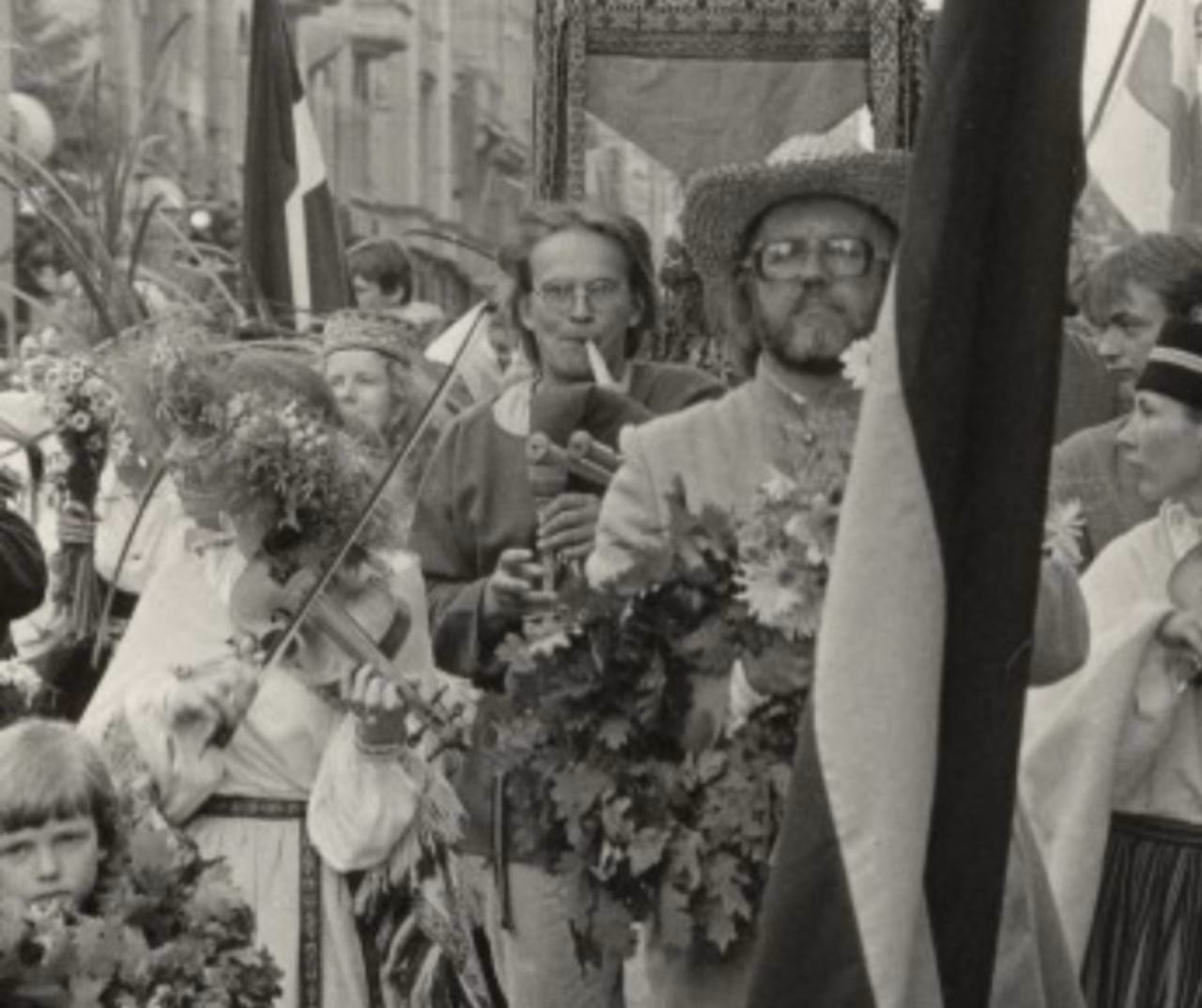 Dainis Stalts ar Latvijas karogu un folkloras kopu dalībnieki Baltica ’88 gājienā Rīgā.
